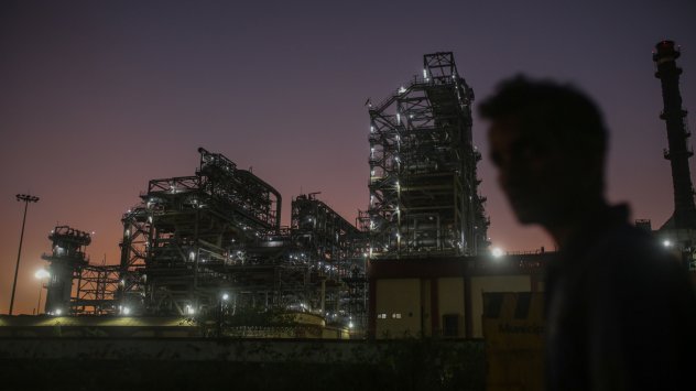 Петролът поевтиня след ръст от почти 9 през предходните три