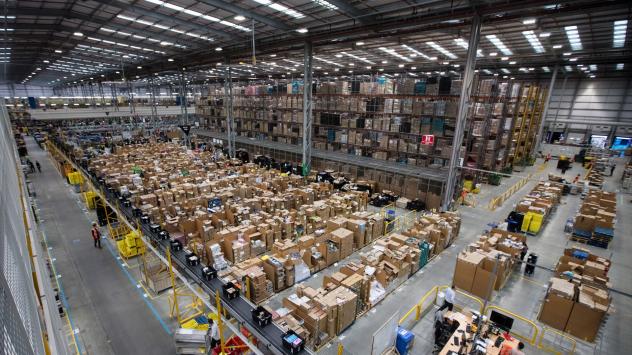 Служители обработват пратки преди Черния петък в склад на Amazon в Англия; Photographer: Simon Dawson/Bloomberg