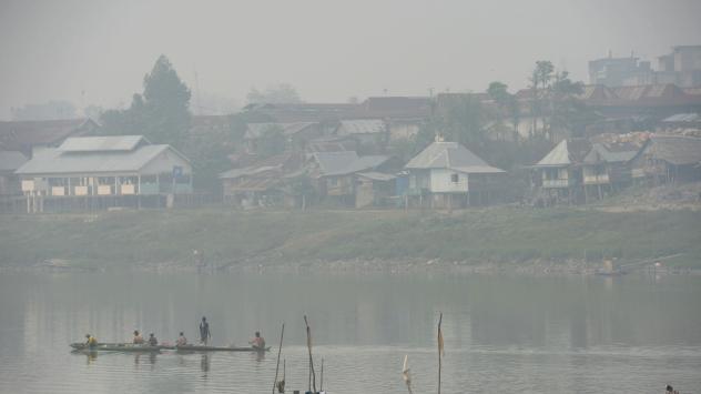 Дим от горски пожари в Южна Суматра, Индонезия, Photographer: Dimas Ardian/Bloomberg