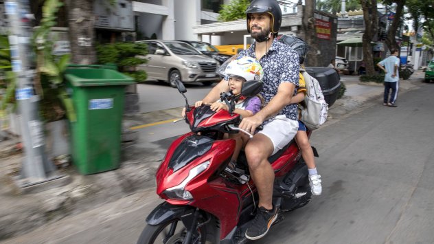 Всяка сутрин Вини Лаурия кара мотоциклет в задръстените тесни улици
