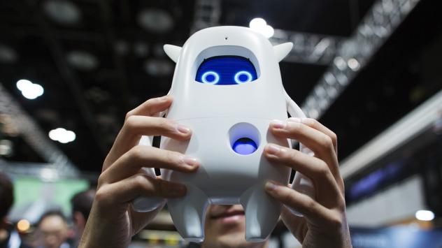 Робот с изкуствен интелект и дълбочинно учене на AKA Study Limited на конференцията TechCrunch Disrupt 2015 в Лондон, 7/12/2015. . Photographer: Jason Alden/Bloomberg