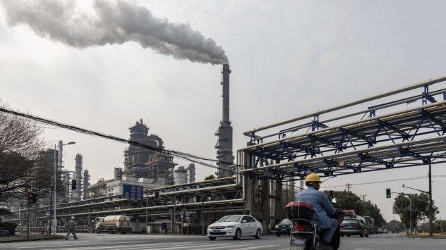 Петролът поевтиня тъй като влошаващото се възраждане на коронавируса в