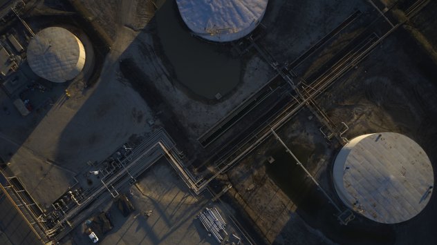 Цените на петрола се понижиха в очакване на данни за