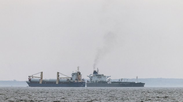 Танкерът от сенчестия флот Turbo Voyager (вдясно) преминава на 600 метра от кораба за генерални товари BBC Lisbon край палтото на Агерсо, Дания, в четвъртък, 15 август 2024 г. Снимка: Bloomberg LP