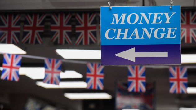 През тази година британската лира поевтиня спрямо еврото и има