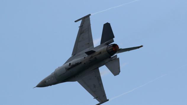 F16 Fighting Falcon на американските ВВС на авиосалона в Сингапур, 17 февруари 2016. Photographer: SeongJoon Cho/Bloomberg