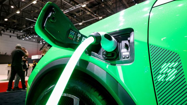 Електрически кабел за зареждане, включен към градски автомобил Renault R5 E-Tech в деня на откриването на Международното автомобилно изложение в Женева миналия месец. Снимка: Андрей Рудаков/Bloomberg