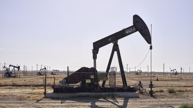 Суровият петрол се насочва към загуба за втора поредна седмица