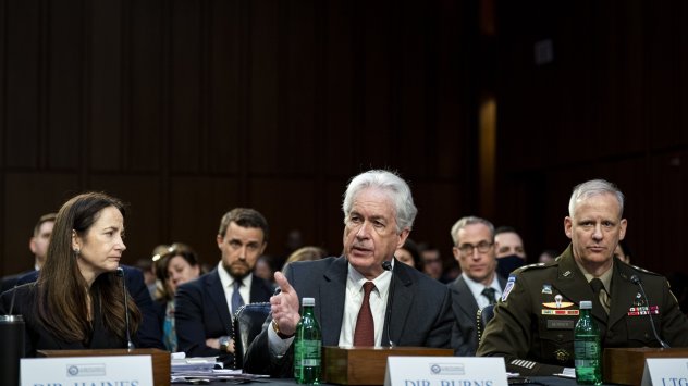 Уилям Бърнс, директор на Централното разузнавателно управление (ЦРУ), в средата, говори по време на изслушване в Комисията по разузнаване на Сената заедно с Аврил Хейнс, директор на националното разузнаване, вляво, и Скот Бериър, директор на Агенцията за разузнаване на отбраната, във Вашингтон, САЩ. Снимка Ал Драго/Bloomberg