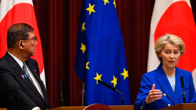 Шигеру Ишиба (вляво) и Урсула фон дер Лайен в Токио, 23 юли. Фотограф: Дейвид Маройл/Агенция Anadolu/Bloomberg
