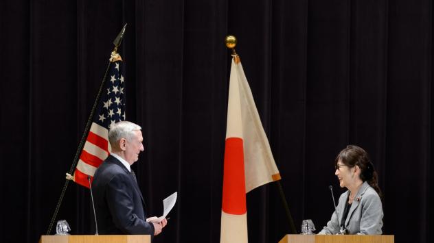 Министрите на отбраната на САЩ и на Япония, на пресконференция в Токио. 4.02.2017. Снимка: Akio Kon /Bloomberg