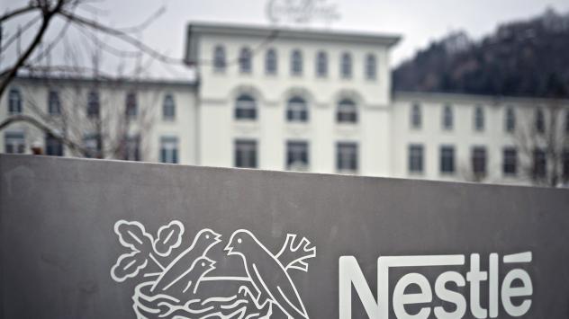 Логото на Nestle пред производствено звено на компанията в Швейцария. Снимка: Michele Limina/Bloomberg