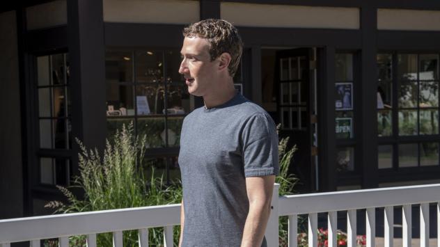 Марк Зукърбърг, главен изпълнителен директор и основател на Facebook Inc., се разхожда преди началото на Allen &amp; Co. Media and Technology Conference в Сън Вали, Айдахо, САЩ, на 7 юли 2016 г.  Снимка: David Paul Morris/Bloomberg