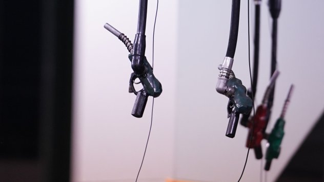 Световният пазар на петрол продължава да изпраща сигнали във връзка