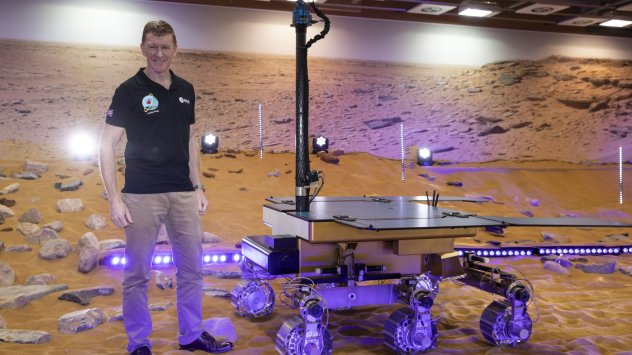 Британският астронавт Тим Пийк и прототип на марсохода ExoMars, кръстен на пионера на ДНК Розалинд Франклин. Снимка: Dan Kitwood/Getty Images Europe