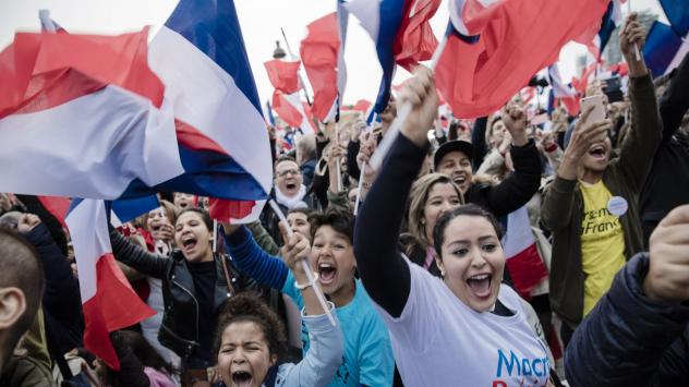 Поддръжници на новия президент Макрон празнуват победата му във Франция: Christophe Morin/Bloomberg