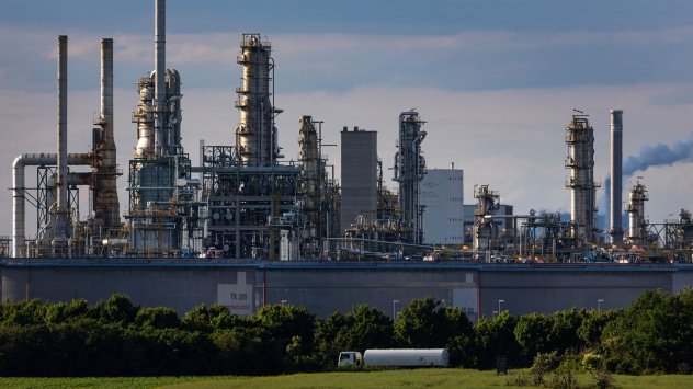 Петролът се колебаеше тъй като инвеститорите преценяваха опасенията че глобалното