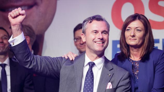 Норбърт Хофър и съпругата му празнуват победата му на втори тур в изборите за президент на Австрия в неделя, 22 май 2016. Фотограф: Лиси Нийснър