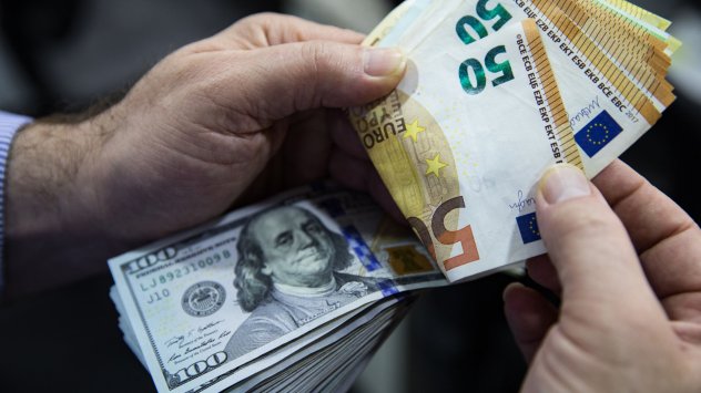 Единната европейска валута се доближава до паритет с долара във