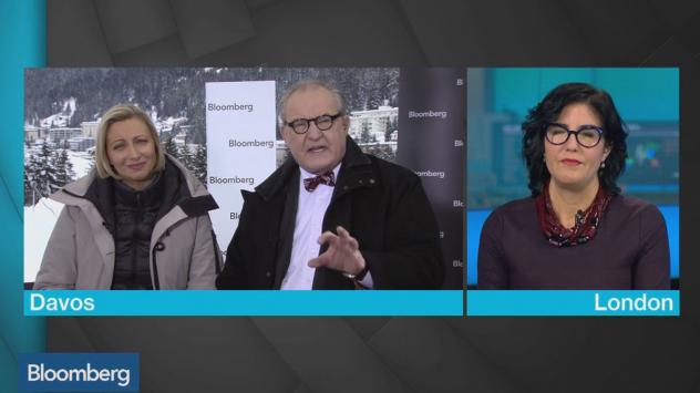 Тина Фордам, управляващ директор и гл. глобален политически анализатор, Citi, в дясно с Франсин Лакуа, в ляво и Том Кийни от Bloomberg в центъра. Давос-Лондон. 21 януари 2019. Снимка: Bloomnerg TV