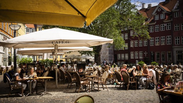 Клиенти на кафене в Копенхаген в юнски ден. Снимка: Карстен Снежберг/Bloomberg