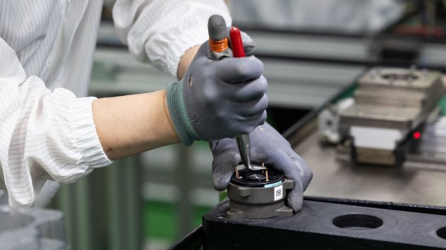 Европейската фабрична дейност се забави а азиатската производствена продукция продължи