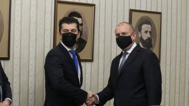 Президентът Румен Радев връчи днес мандат за съставяне на правителство