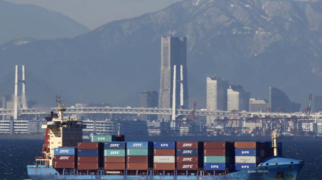 Контейнеровоз навлиза в залива на Токио на фона на град Йокохама, Photographer: Tomohiro Ohsumi/Bloomberg