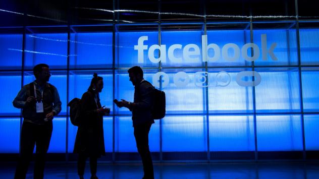 Логото на Facebook на екран по време на конференцията на разработчиците F8 в Сан Хосе, Калифорния. 30 април 2019. Photographer: David Paul Morris/Bloomberg