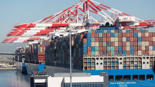 Операторите на кораби се опитват да добавят милиони нови контейнери