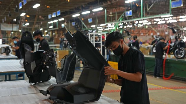 Заводите в Европа и Азия изпитваха трудности през ноември поради