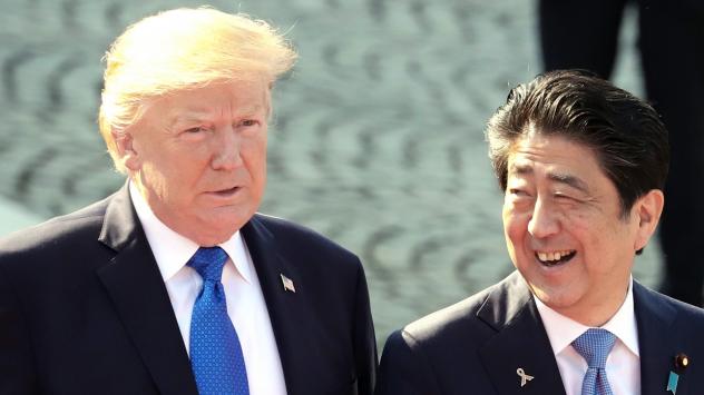 Президентът на САЩ Доналд Тръмп разговаря с министър-председателя на Япония Шиндзо Абе, докато наблюдават почетния караул пред дворец Акасака в Токио, 6 ноември 2017. Снимка: Yoshikazu Tsuno/Pool via Bloomberg