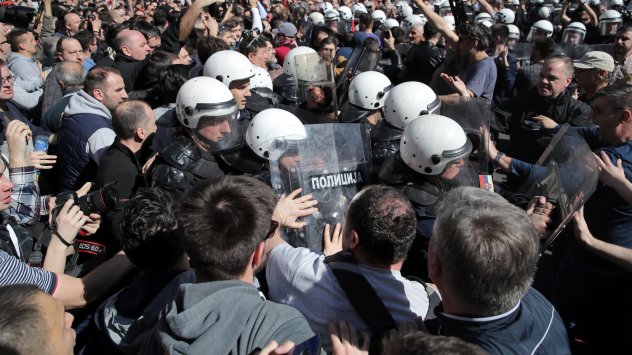 Вчера сръбската управляваща коалиция склони да оттегли два законопроекта които