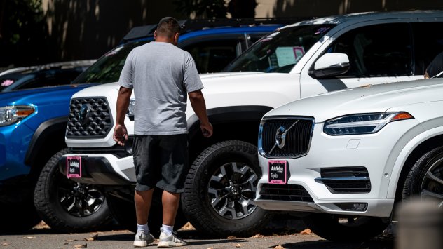 Цените на стоките от първа необходимост вероятно отново са се повишили през октомври, отчасти поради по-голямото търсене на автомобили и автомобилни части след ураганите „Хелийн“ и „Милтън. Снимка: Дейвид Пол Морис/Bloomberg