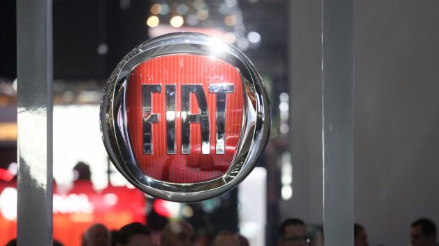 Логото на Fiat на щанда на Fiat Chrysler Automobiles NV (FCA) на автосалона в Женева. 1/3/2016. Photographer: Chris Ratcliffe/Bloomberg