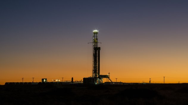 Цените на петрола се повишиха докато инвеститорите преценяваха степента на