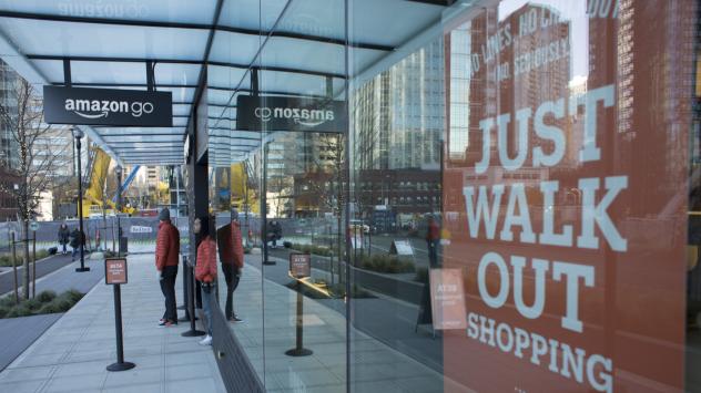 Служители стоят пред пилотния магазин на Amazon в Сиатъл Снимка: David Ryder/Bloomberg