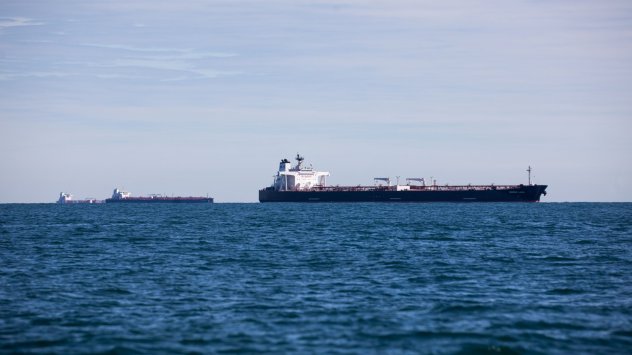 Потоците от руски суров петрол от морето намаляха с една