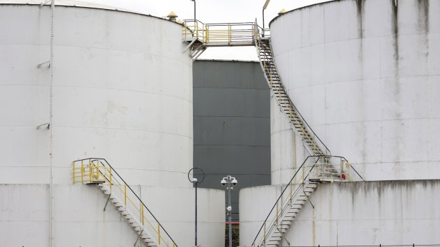 Цената на петрола спадна в края на седмицата слагайки