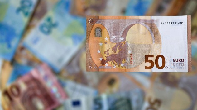 Търсенето на евробанкноти намалява след като Европейската централна банка сложи