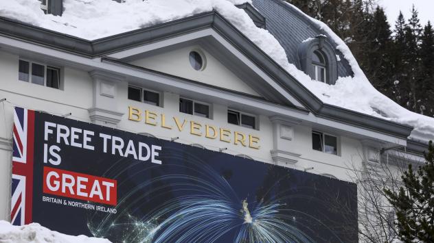 Банер, рекламиращ търговията с Великобритания, поставен на фасадата на хотел в близост до срещата на Световния икономически форум в Давос, Швейцария, 21 януари 2019. Снимка: Jason Alden/Bloomberg
