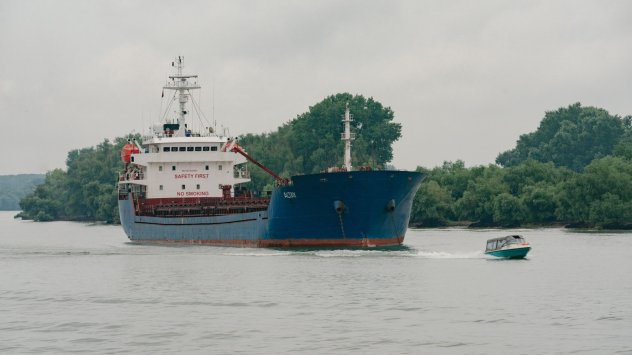 Товарен кораб плава по канала Сулина в Тулча, Румъния, на 23 юли. Снимка: Андрей Пунгьовши/Bloomberg