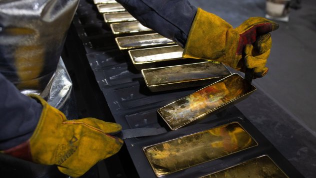 Златото поскъпна като инвеститорите остават нащрек докато оценяват въздействието на