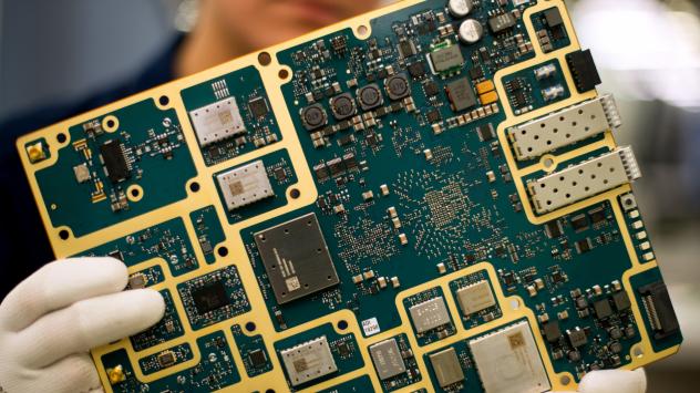 Платка от завода на Ericsson в Талин, Естония, 22 април 2015. Photographer: Peter Kollanyi/Bloomberg