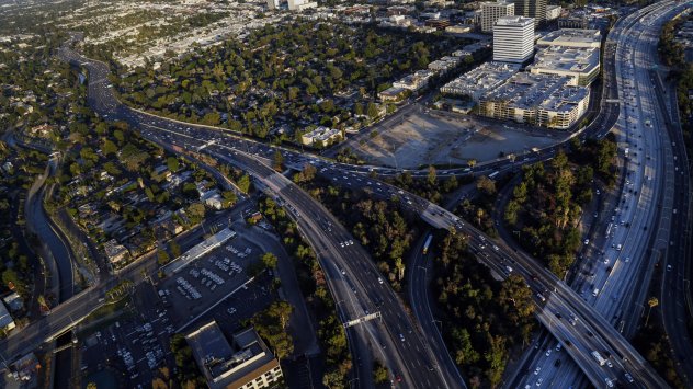 Парамедици с реактивни раници гранична полиция в летящи коли и