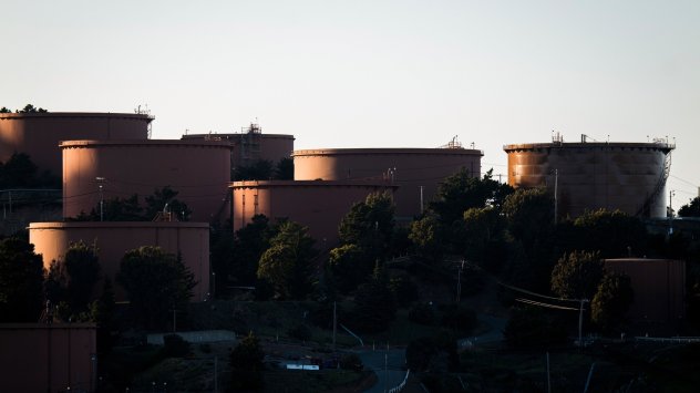 Петролът поскъпна до 90 долара за барел докато суровините и