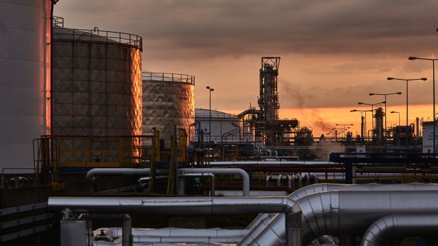 Петролът задържа най големия си ръст от повече от седмица докато