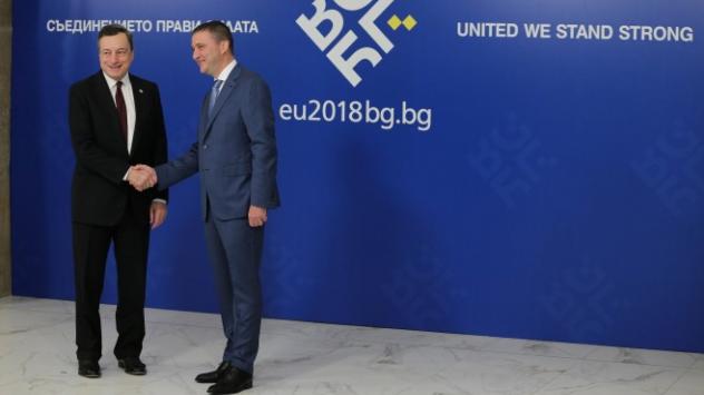 Марио Драги, гуверньор на ЕЦБ, в ляво и Владислав Горанов, министър на финансите, в дясно. Снимка: Олег Попов/ Investor Media Group
