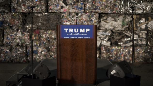 Празна трибуна на от митинг на Доналд Тръмп на фона на сплескани метални кутийки в Пенсилвания Снимка: Ty Wright/Bloomberg