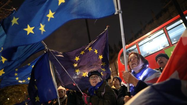 Анти-Brexit демонстранти пред парламента в Лондон Снимка: Simon Dawson/Bloomberg